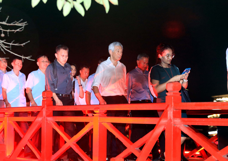He walks over The Huc Bridge to visit Ngoc Son Temple, one of the capital’s most iconic destinations. (Photo: VNA)