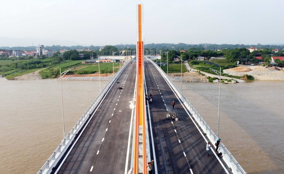 The bridge has a total length of over 500 metres. The main bridge spans 290 metres, the approach road in Vinh Phuc about 148 metres, and the approach road in Phu Tho over 70 metres. (Photo: VNA)