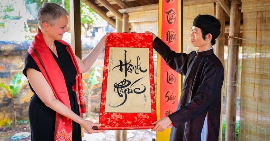 She also asks for “Hanh Phuc” (Happiness) calligraphy to have happiness year-round. (Photo: VNA)