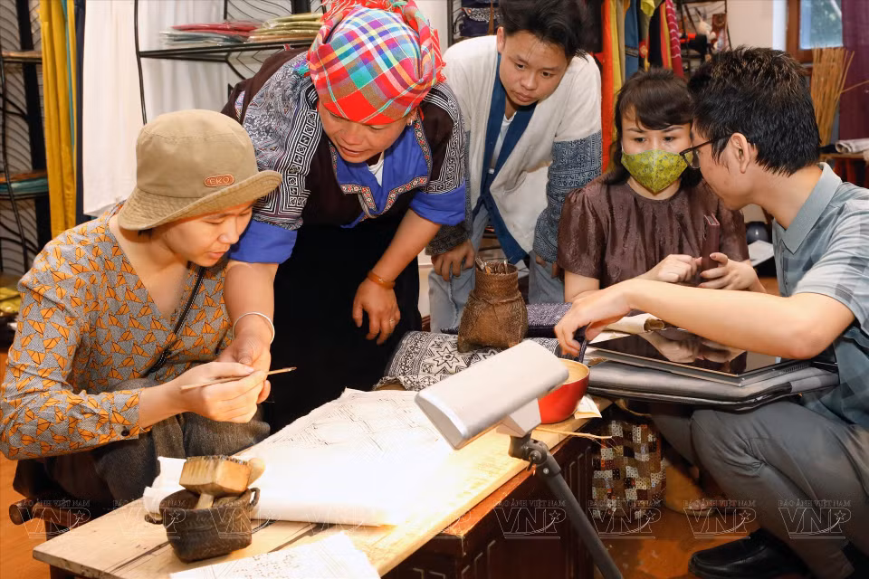 Ly Thi Ninh introduces beeswax techniques in Hanoi. (Photo: VNP/VNA)