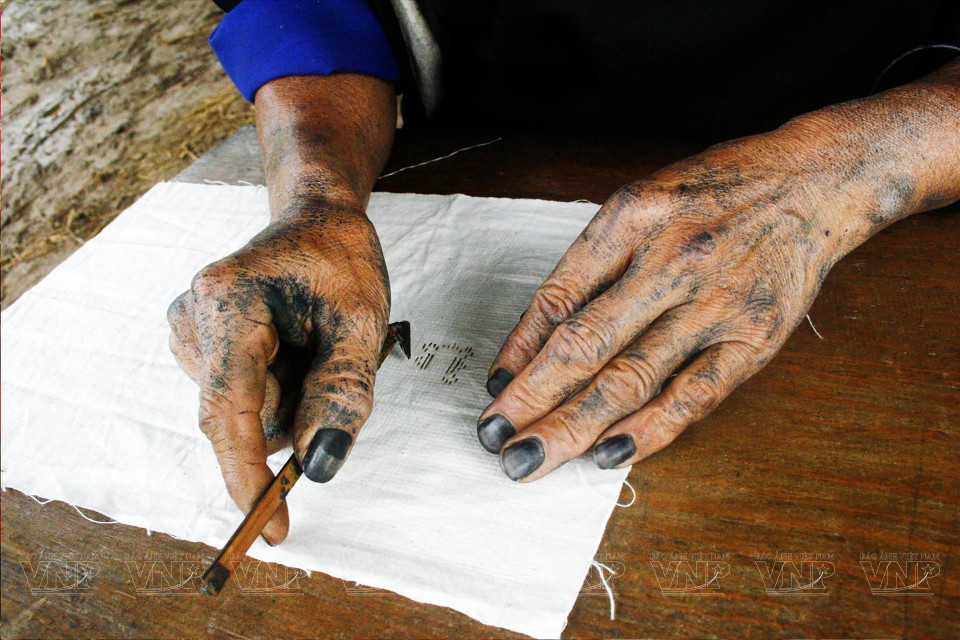 With skilled hands and a rich imagination, local women use beeswax to create unique floral patterns that embellish traditional products such as handbags, wallets, scarves, and clothing.