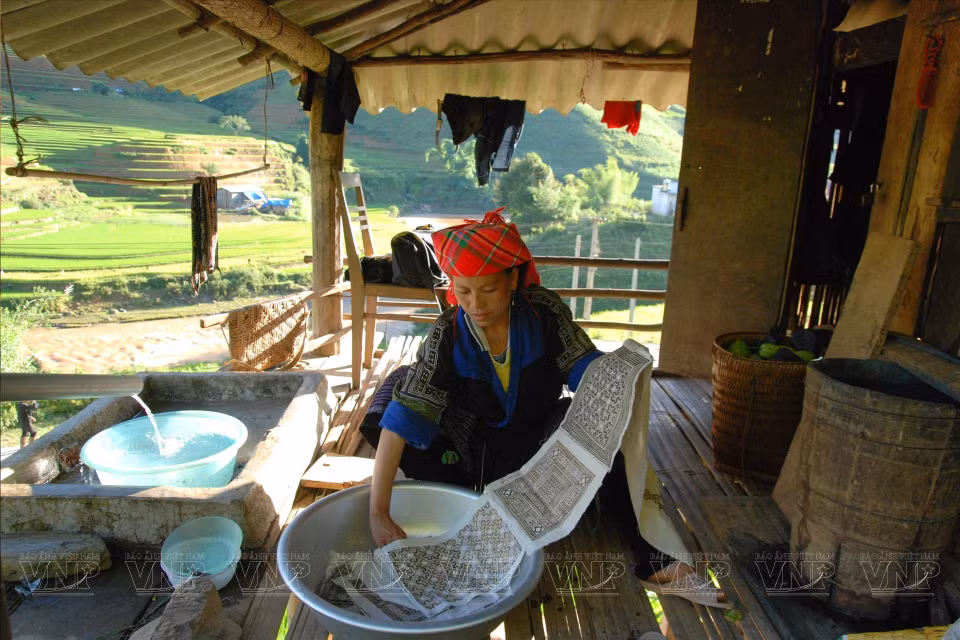Most local people wear traditional costumes embroidered with decorative patterns created from beeswax, combined with dyeing and fabric stitching techniques. (Photo: VNP/VNA)