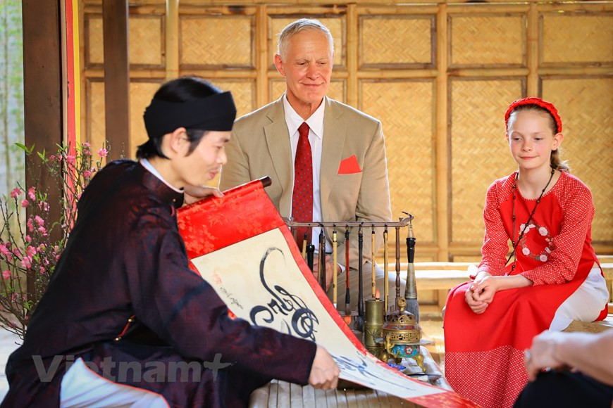 The Norwegian Ambassador asks for “Xanh” (green) calligraphy, which symbolises hope for peace in the world, especially in the context of formidable challenges around the globe. (Photo: VNA)
