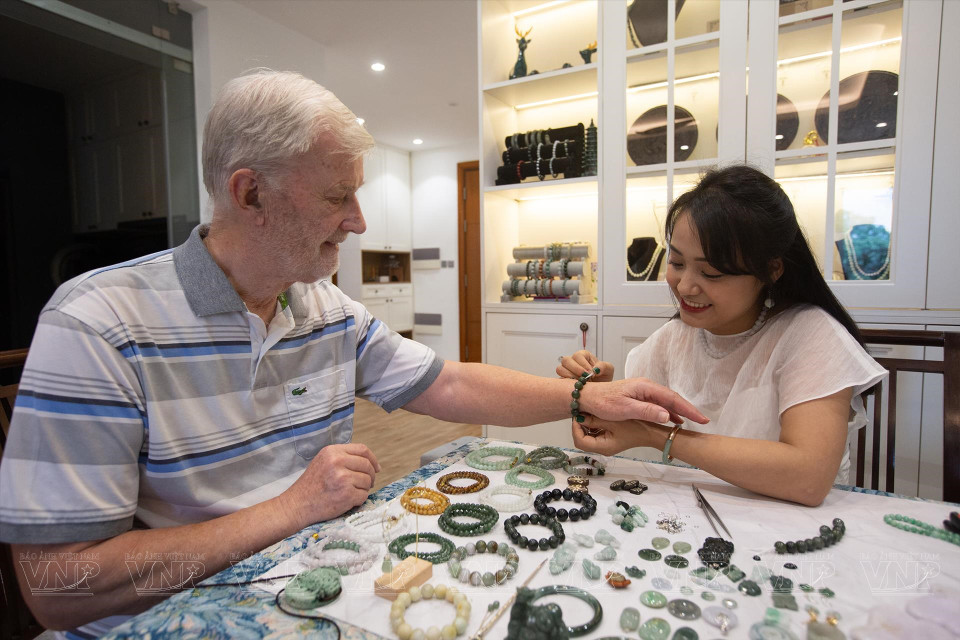 Erich Muller, a Danish visitor with considerable knowledge about gems, is interested in the hidden stories behind Trang’s gemstones. (Photo: VNP)
