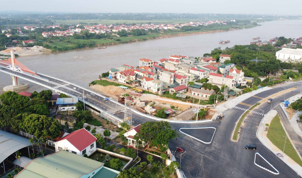 The beginning of Vinh Phu Bridge in Viet Tri city, Phu Tho province. (Photo: VNA)