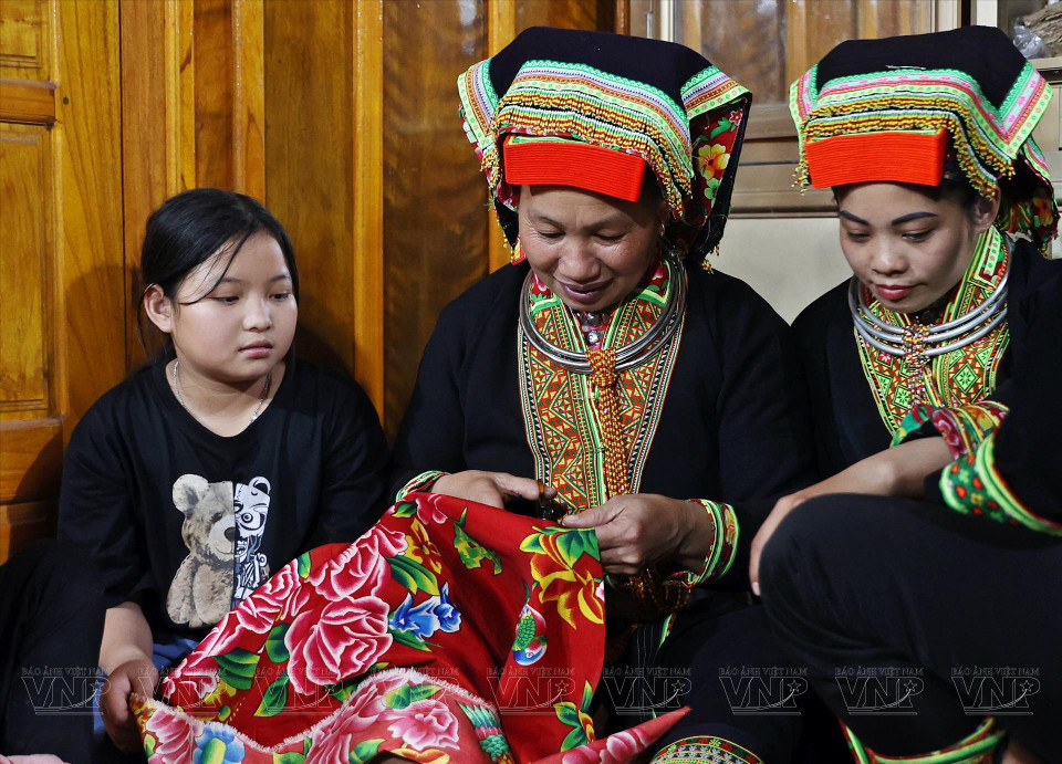 Their traditional outfits feature exquisite style with delicate hand-embroidery. (Photo: VNA)