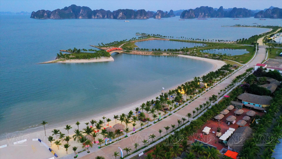 Tuan Chau’s beautiful beach has attracted a large number of visitors. (Photo: VNP/VNA)