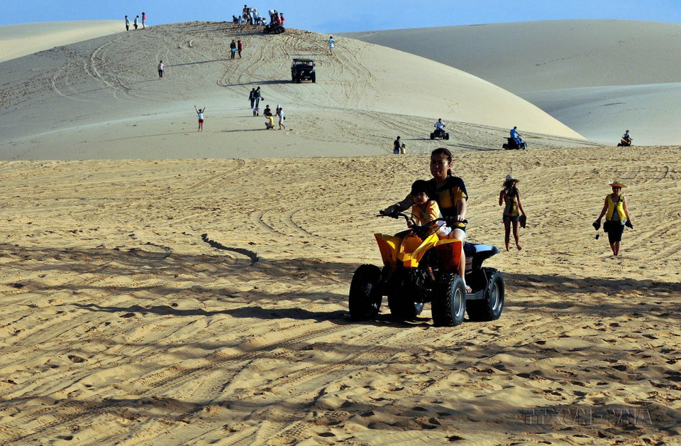 Visitors should be sure not to miss Bau Trang (White Sand Dunes), a beautiful expanse of creamy sand. (Photo: VNA)