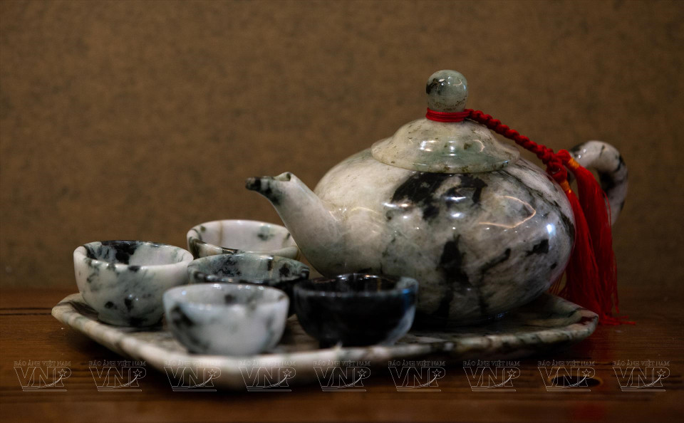 This set of teapot and cups is made from jade. (Photo: VNP) 