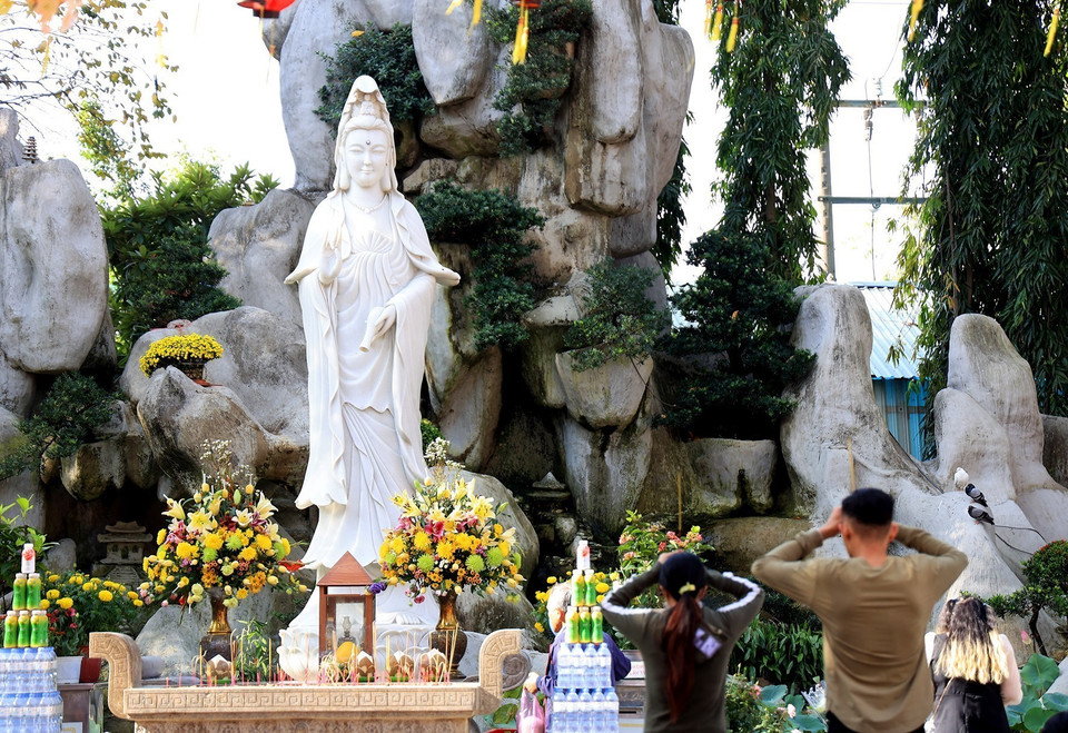Some go to a pagoda not just to pray for good things in the coming year but also to reflect on what they have done in the past, find peace for their soul, and leave all hardship behind. (Photo: VNA)