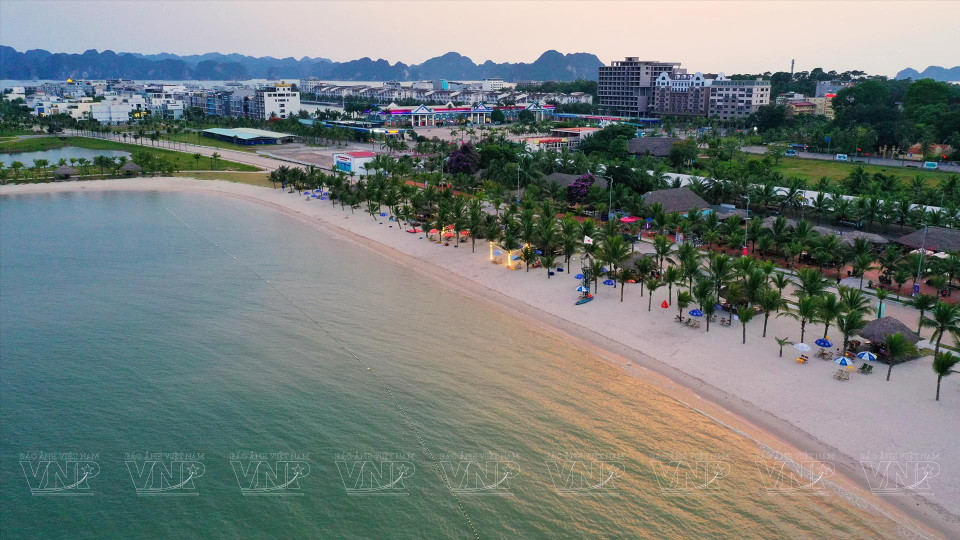 Tuan Chau is billed as “Pearl Island”, with a white-sand beach and crystal-clear waters. (Photo: VNP/VNA)