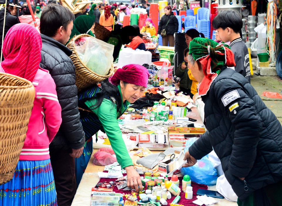 The market is held in the downtown area of Meo Vac town once a week, where ethnic minority people come to shop for necessities. (Photo: VNA) 