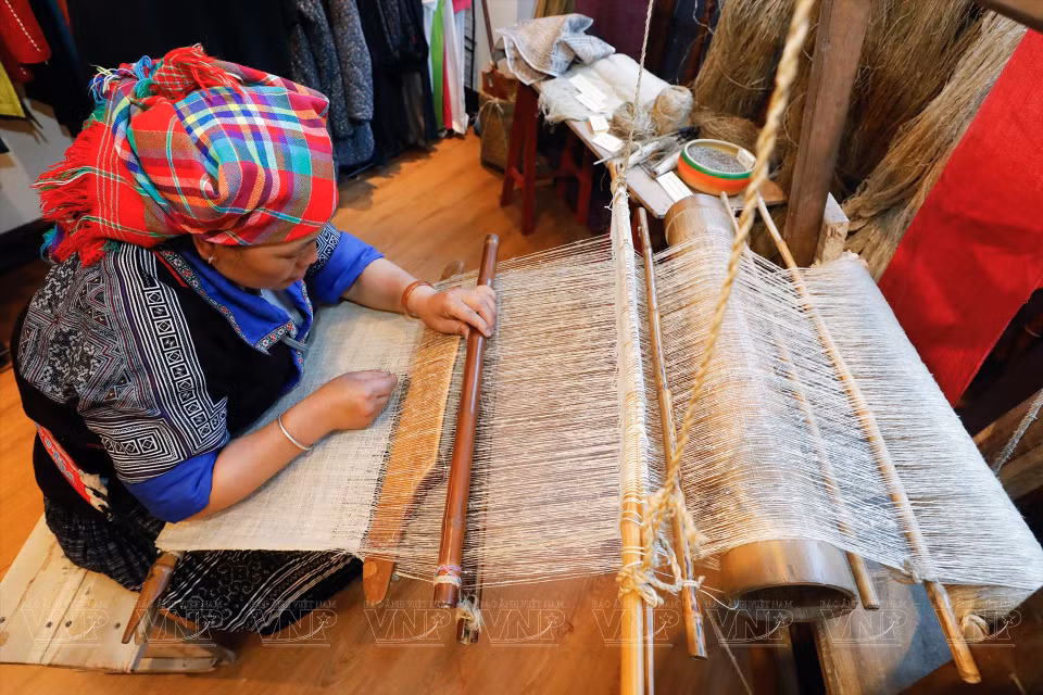 Ly Thi Ninh is among the women to have mastered the embroidery, weaving, and beeswax techniques in Trong Tong village, Che Cu Nha commune, Mu Cang Chai district, Yen Bai province. (Photo: VNP/VNA)