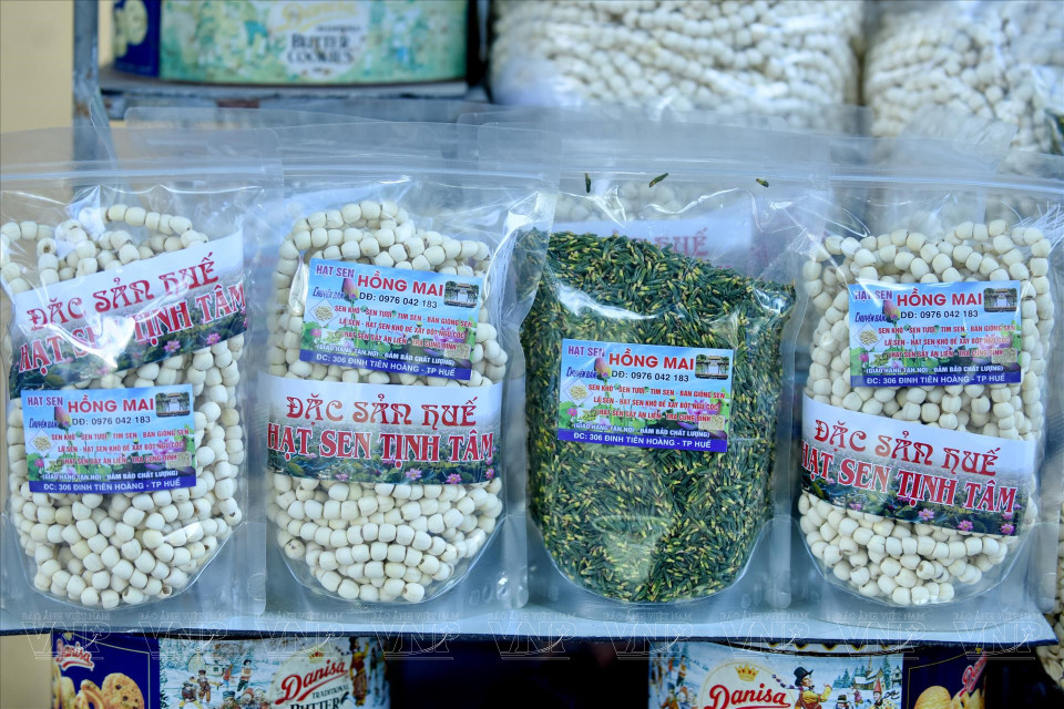 Lotus seeds and lotus seed hearts being sold along Dinh Tien Hoang Street (Photo: VNP)