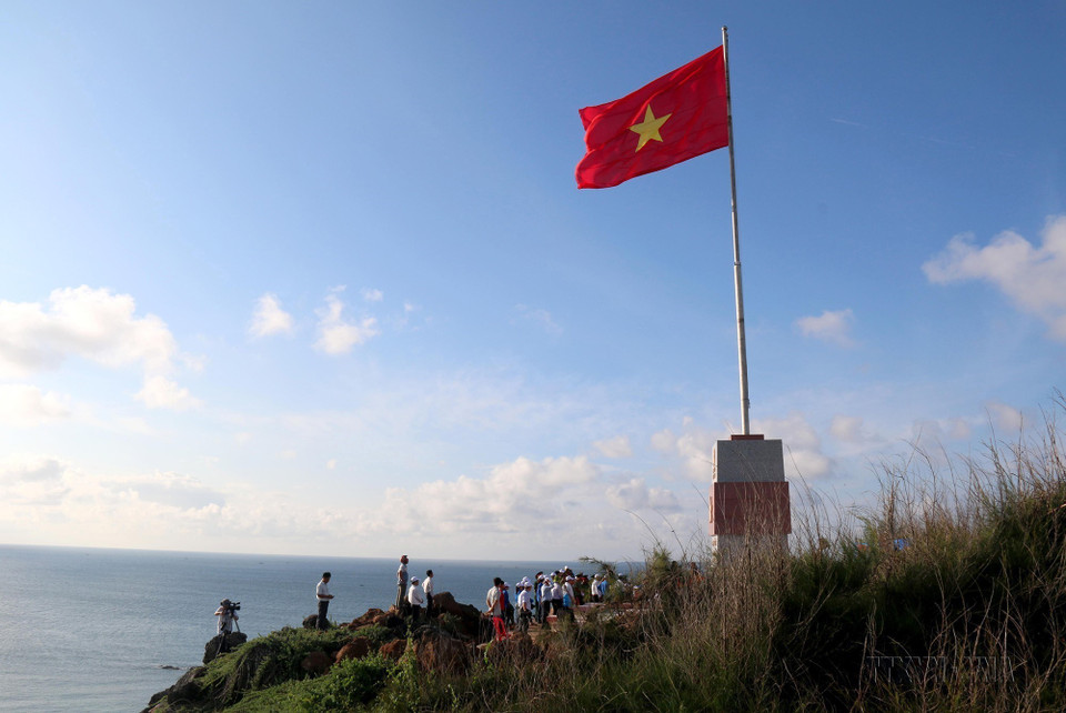 A flag pole marking national sovereignty on Phu Quy Island. (Photo: VNA)