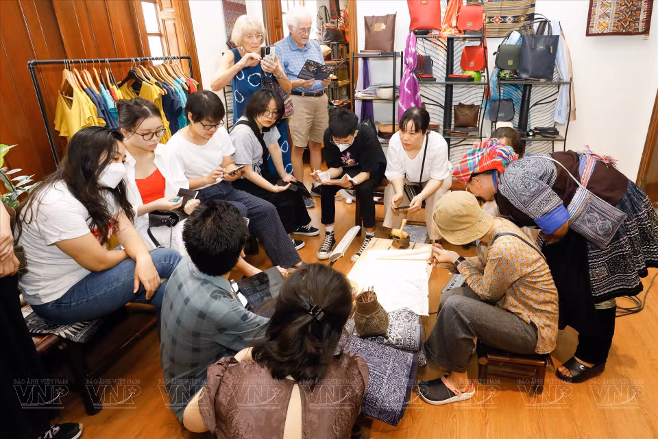 A workshop from artisan Ly Thi Ninh in Hanoi presenting beeswax techniques. The workshop aims to promote the unique culture of the Mong ethnic minority people among foreigners travelling, living, or working in Hanoi. (Photo: VNP/VNA)