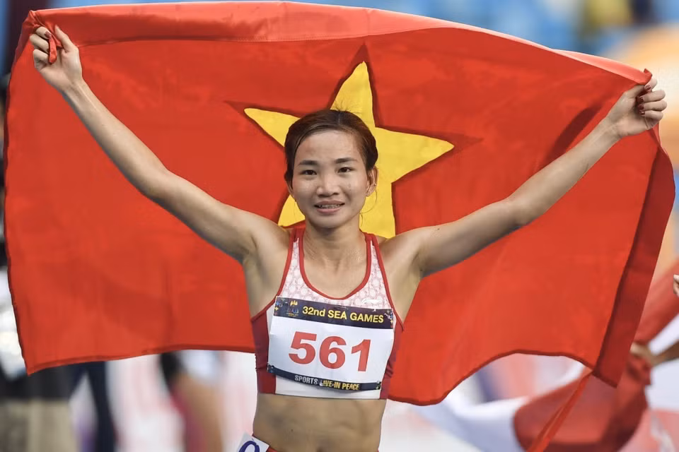 She showcases her extraordinary performance by crossing the finishing line first in the women’s 10,000 metre run in 35 minutes, 11.53 seconds. (Photo: VNA)