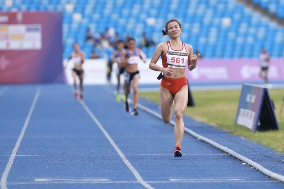 Oanh continues to shine with her fourth gold after finishing the women’s 10,000 metre race in a time of 35 minutes, 11.53 seconds. Earlier, she bags three golds in the women’s 5,000 metre run, 1,500 metre run, and 3,000 metre hurdles. (Photo: VNA)