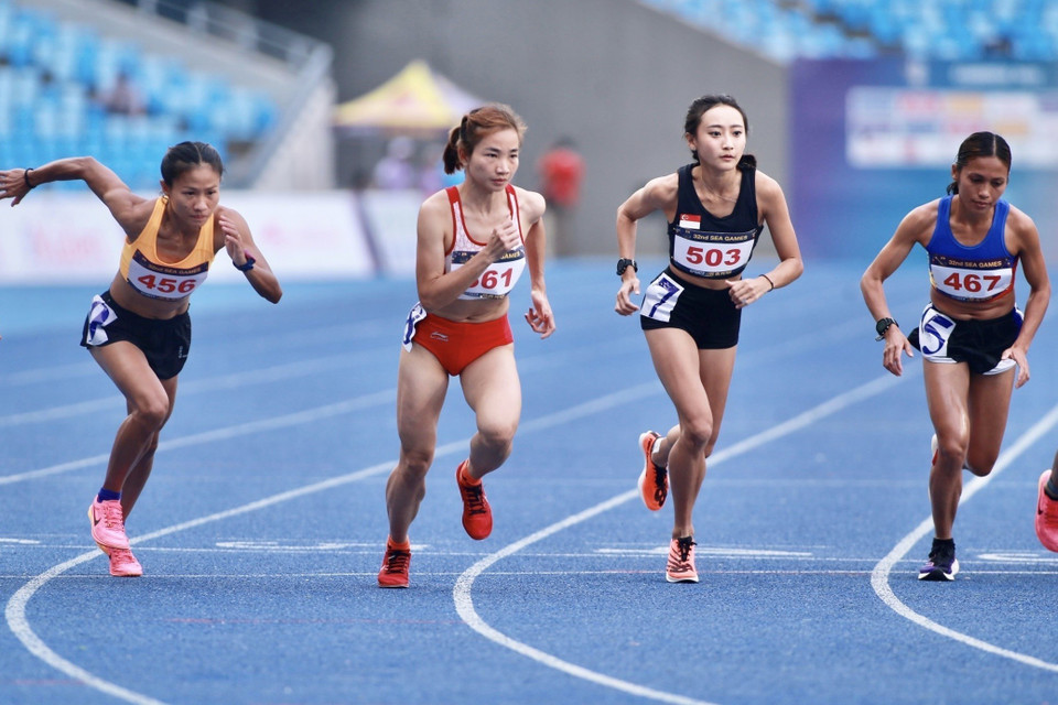 Nguyen Thi Oanh (second from left) at the starting line of the women’s 10,000 metre race (Photo: VNA)