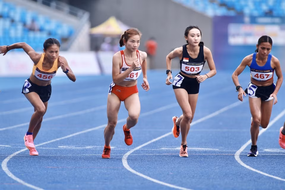 Nguyen Thi Oanh (second from left) at the starting line of the women’s 10,000 metre race (Photo: VNA)