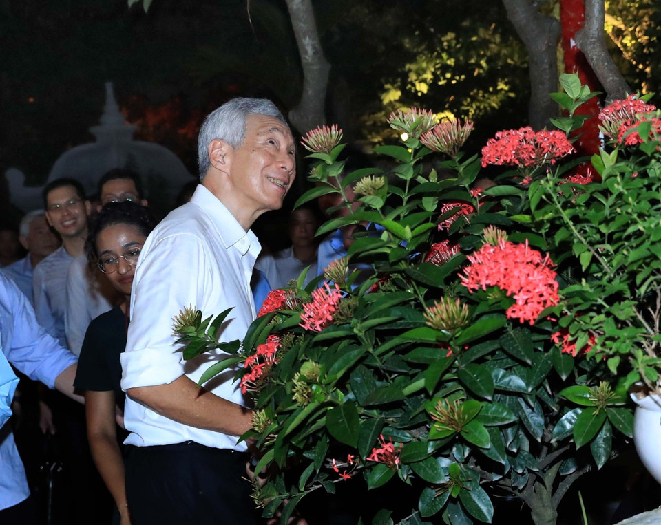 The exquisite architecture of Ngoc Son Temple leaves an impression on Prime Minister Lee. (Photo: VNA)