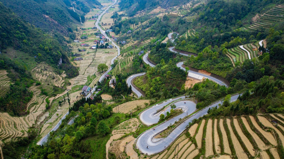 The Chin Khoanh (nine-turn) slope is located on National Highway 4C or "Happiness Road". (Photo: VNA)
