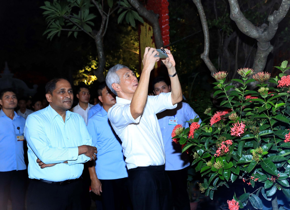 Prime Minister Lee is impressed by the exquisite architecture of Ngoc Son Temple. (Photo: VNA)
