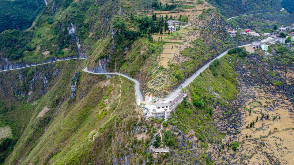 A section of the road through Ma Pi Leng pass. (Photo: VNA)