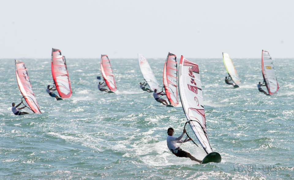 The Fun Cup windsurfing competition sets sail in Phan Thiet city, Binh Thuan province. (Photo: VNA)