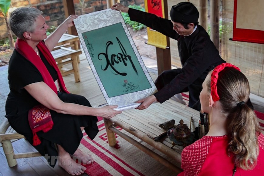 Through the calligraphy, the Ambassador expects that Vietnam and Norway will see further cooperation in the fields of green economy, the circular economy, and energy transition. (Photo: VNA) 