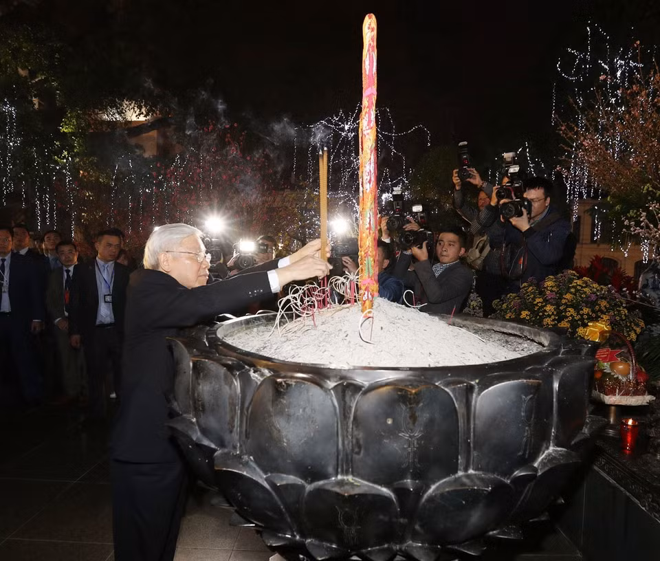 Party General Secretary Nguyen Phu Trong offers incense to King Ly Thai To at the king's statue (Photo: VNA)