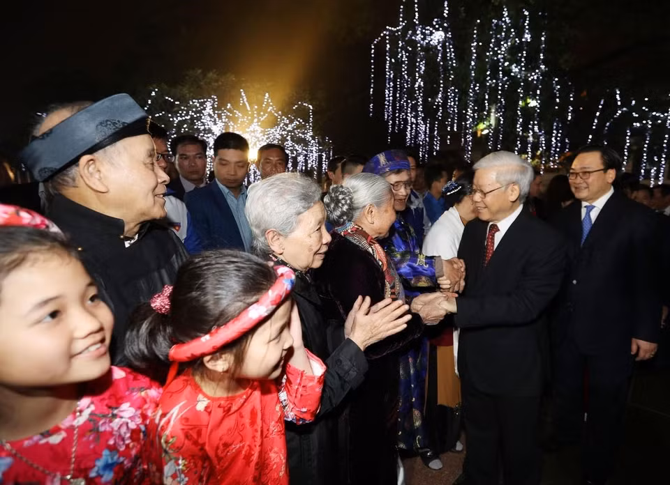 Party General Secretary Nguyen Phu Trong shakes hands with Hanoians when he is walking around Hoan Kiem Lake on the night of February 15 (Photo: VNA)