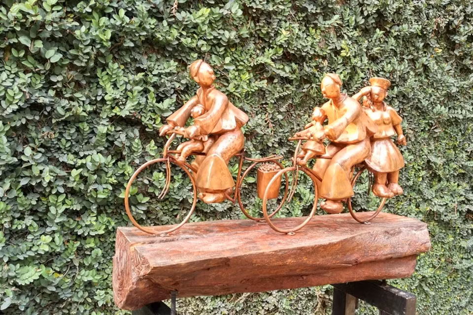 Phien cho chieu (Afternoon market) - a sculpture by Pham Thai Binh (Photo: organising board)