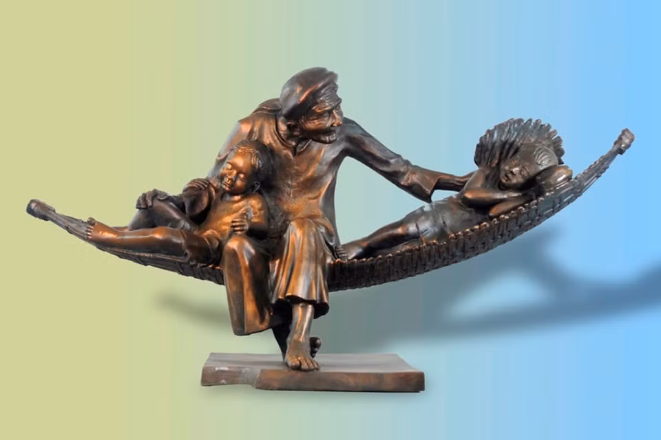 Loi ru (Lullaby) - a sculpture by Nguyen Van Chuoc (Photo: organising board). The organising board said sculpture has become closer to the daily life in recent years.