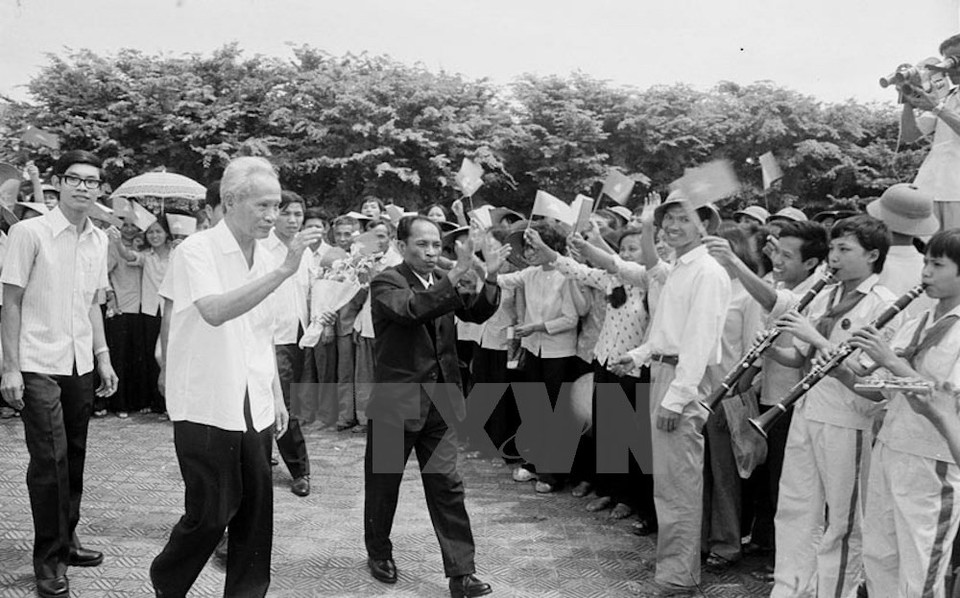 Hanoi people warmly welcomed a visiting delegation of the Cambodian United Front for National Salvation (CUFNS) led by its President Heng Samrin (man in black) on August 22, 1979.​ (Source: VNA)​
