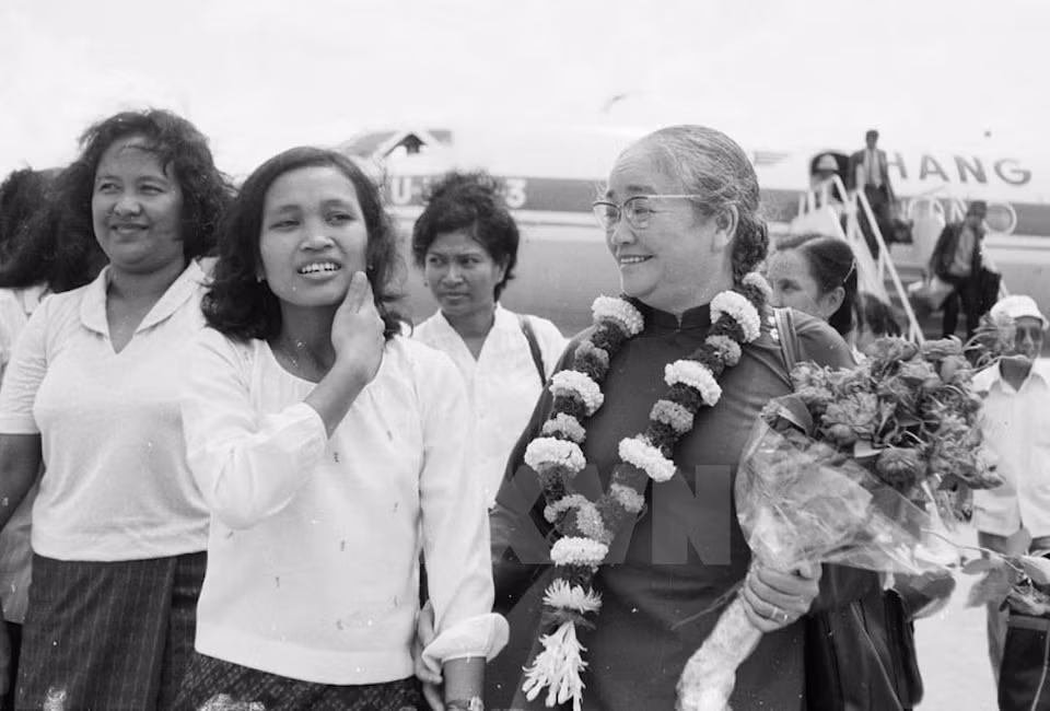 Nguyen Thi Dinh, Party Central Committee member and President of the Vietnam Women's Union, attended the first conference launching a five-good-deeds emulation of the Cambodia Women's Union on February 28, 1985. (Source: VNA)