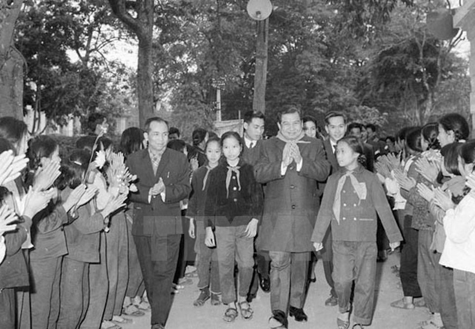 Cambodian Head of State and President of the National United Front of Cambodia, Samdech Norodom Sihanouk visited the Hanoi Youth Club during his official visit to Vietnam from January 26 – February 9, 1971. ​(Source: VNA)