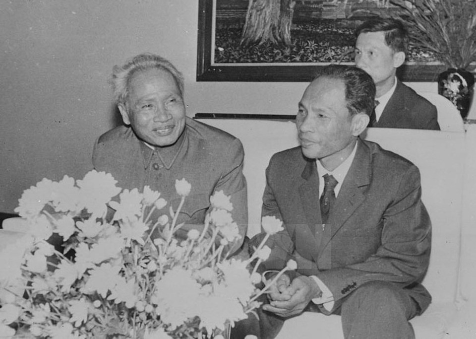 CUFNS President Heng Samrin (right) receives Prime Minister Pham Van Dong during his official visit to Cambodia on February 17, 1979. ​(Source: VNA)