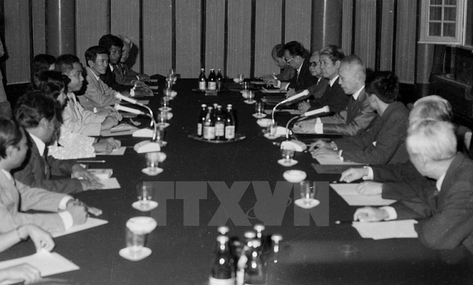 A delegation of the Vietnam’s National Assembly (NA), led by NA Chairman Nguyen Huu Tho had talks with a delegation of the Cambodian NA, led by its Chairman Chea Sim in Hanoi on November 19, 1982. ​(Source: VNA)