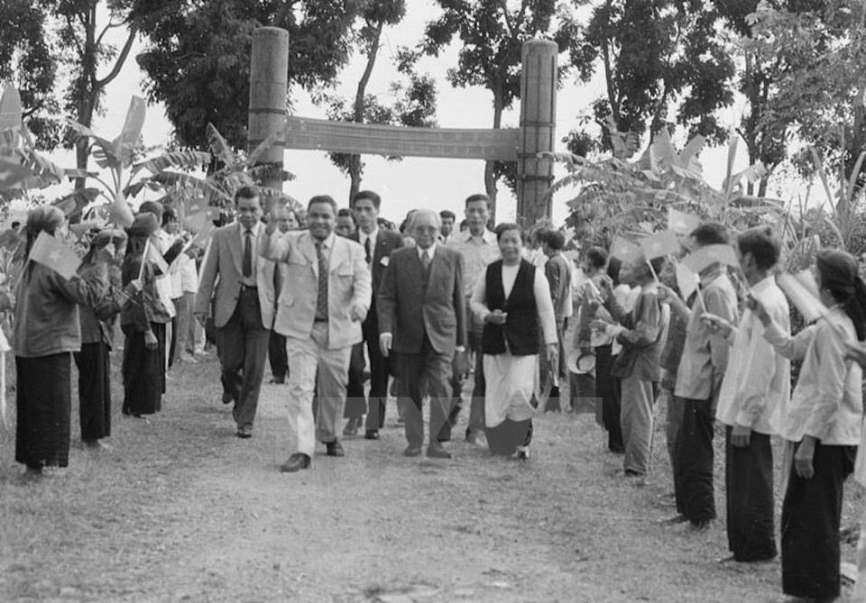 The Cambodian NA delegation led by its Chairman Chea Sim visited the Da Ton agriculture cooperative in Gia Lam district, Hanoi, during an official visit to Vietnam on November 19, 1982. ​(Source: VNA)