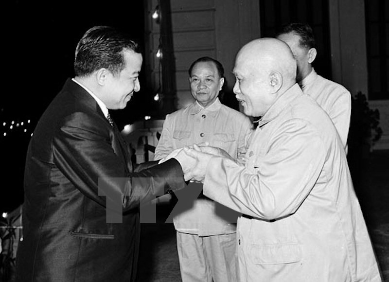 State President Ton Duc Thang (right) welcomed Cambodian Head of State and President of the National United Front of Cambodia Samdech Norodom Sihanouk during the latter's official visit to Vietnam on May 26, 1970. ​(Source: VNA)