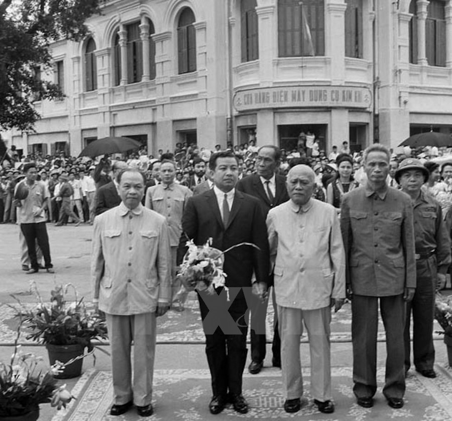 State President Ton Duc Thang (front, second, right), Chairman of the Standing Committee of the National Assembly Truong Chinh (front, first, left), Prime Minister Pham Van Dong (front, first, right), Deputy Prime Minister Vo Nguyen Giap (back, first, right) welcomes visiting Cambodian King Samdech Norodom Sihanouk (front, second, left), President of the National United Front of Cambodia. ​(Source: VNA)