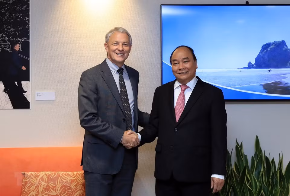 ​Prime Minister Nguyen Xuan Phuc (R) meets with Mayor of Auckland Phil Goff (Photo: VNA)