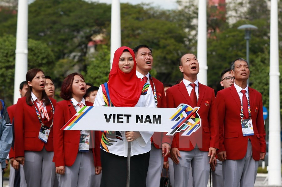 Members of the Vietnamese delegation sing the national anthem at the ceremony (Photo: VNA)