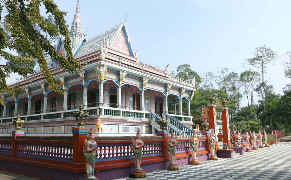 Bowls and plates combined with Japanese tiles add bright colours to the pagoda. The idea of using bowls and plates was not only an economical method, but represents the solidarity of Khmer community.(Photo: VNA)