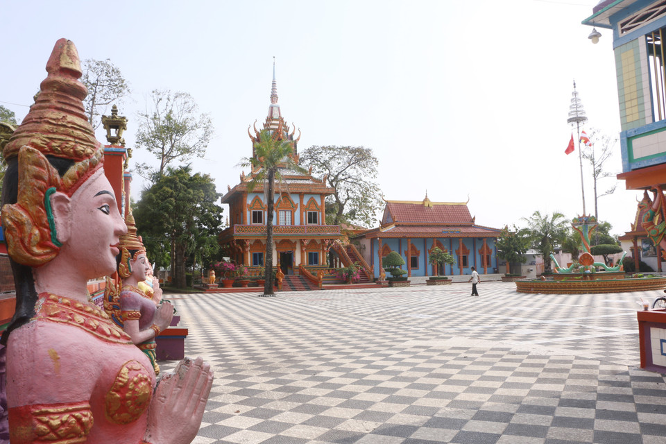 Bowls and plates combined with Japanese tiles add bright colours to the pagoda. The idea of using bowls and plates was not only an economical method, but represents the solidarity of Khmer community.(Photo: VNA)