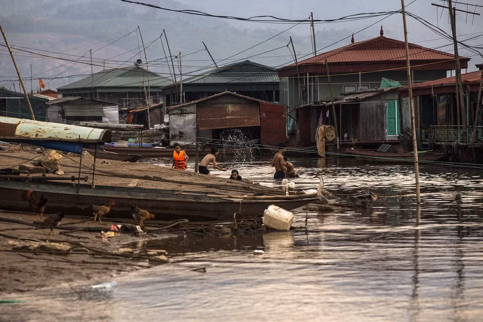 Children in the village happily bathe in the river on summer days (Photo: VNA)