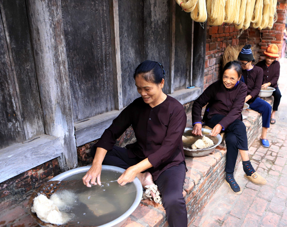 Around 200 households in the village are still engaged in the traditional craft. (Photo: VNA)