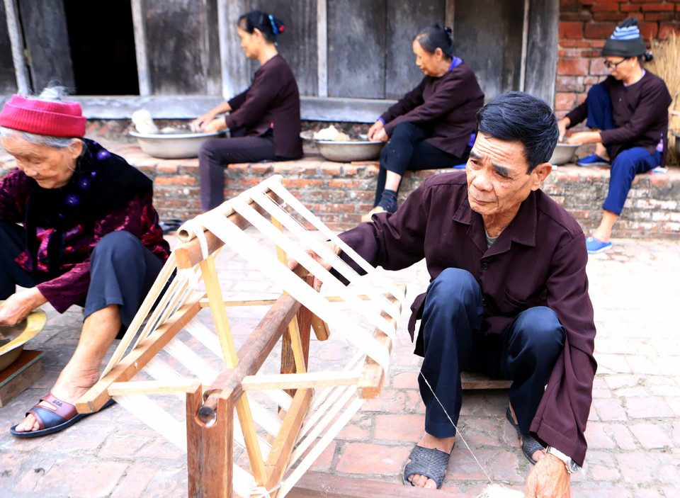 Weavers must go through many stages to produce a single piece of linen fabric. (Photo: VNA)