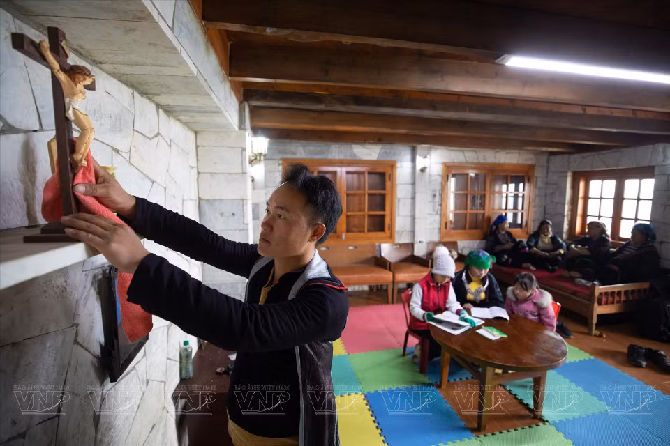 Lu A Xua, a parishioner of the Hau Thao sub-parish, decorates his house in preparation for Christmas. (Photo: VNP/VNA)
